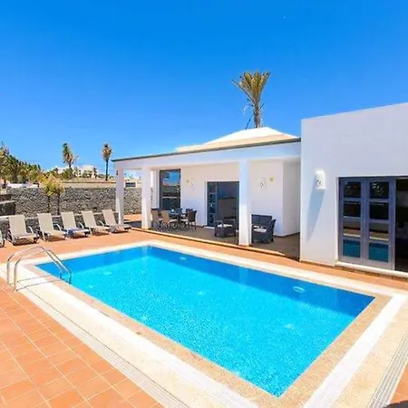 Villa: Beachside Retreat With Pool & Wi-fi * Playa Blanca (Lanzarote)