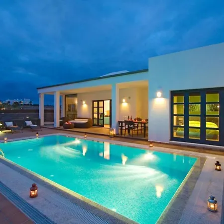 Villa: Beachside Retreat With Pool & Wi-fi