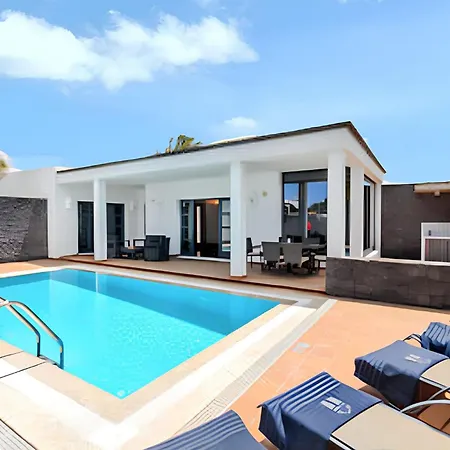 Villa: Beachside Retreat With Pool & Wi-fi *