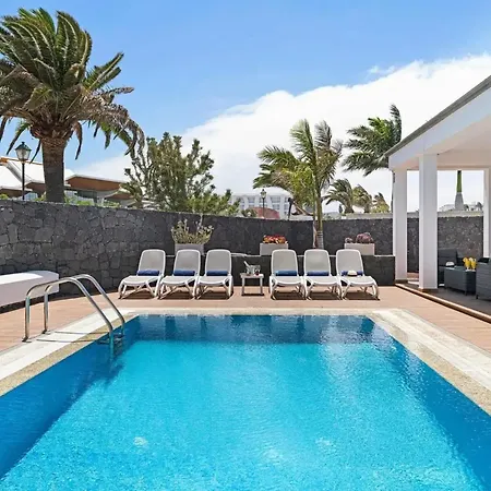 Villa: Beachside Retreat With Pool & Wi-fi Playa Blanca (Lanzarote)