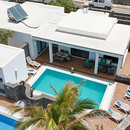 Villa: Beachside Retreat With Pool & Wi-fi