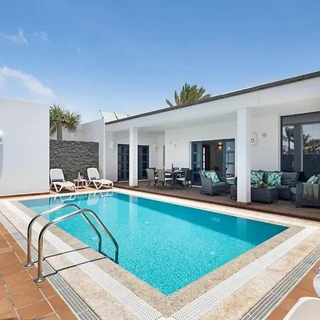 Villa: Beachside Retreat With Pool & Wi-fi Villa