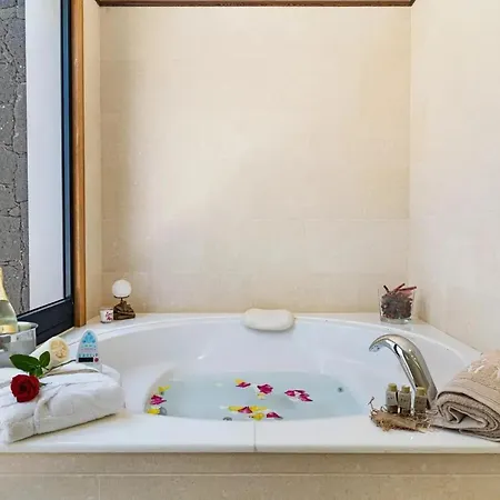 Villa: Beachside Retreat With Pool & Wi-fi *