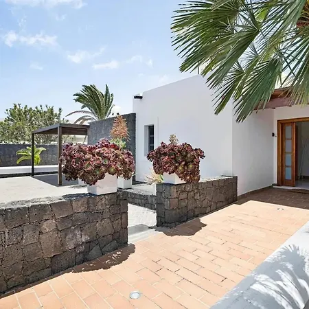 Villa: Beachside Retreat With Pool & Wi-fi