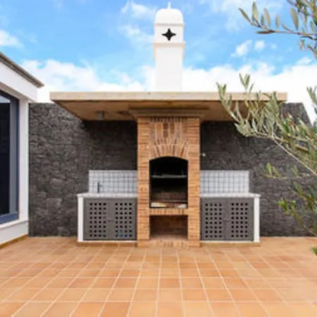 Villa: Beachside Retreat With Pool & Wi-fi *