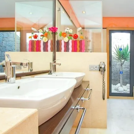 Villa Charming In With Private Pool
